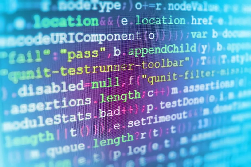 Código de una integración a medida en pantalla: la fontanería que conecta el CRM, el correo y la web de una pyme