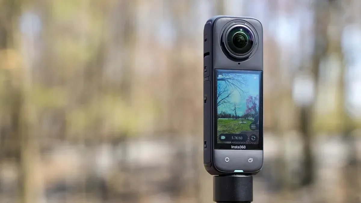 Cámara 360 de mano grabando en exterior, el tercer lenguaje junto al dron clásico y el FPV