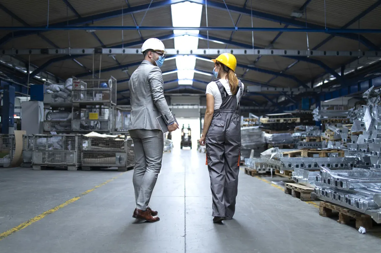 Reportaje de fotografía corporativa recorriendo una nave industrial en Galicia