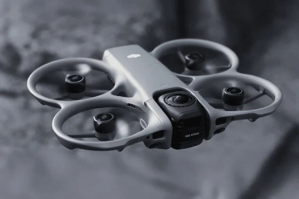 Dron FPV tipo cinewhoop con hélices protegidas, el equipo que permite volar dentro de una nave industrial con seguridad