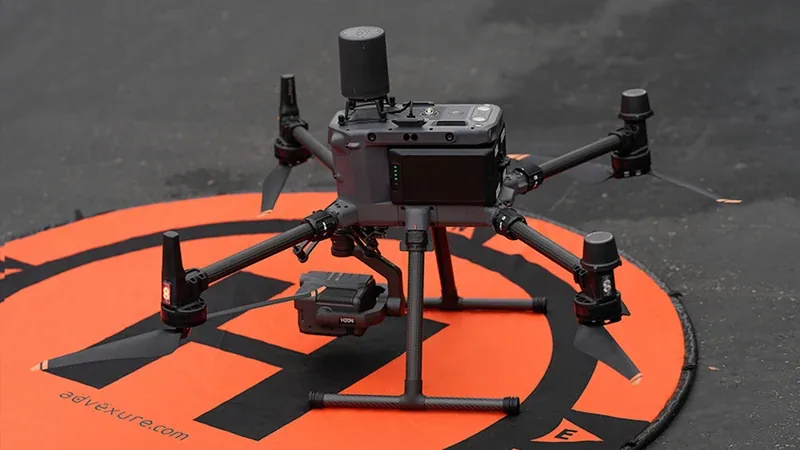 Dron profesional preparado sobre su plataforma de despegue, con el plan de vuelo cerrado antes de la operación
