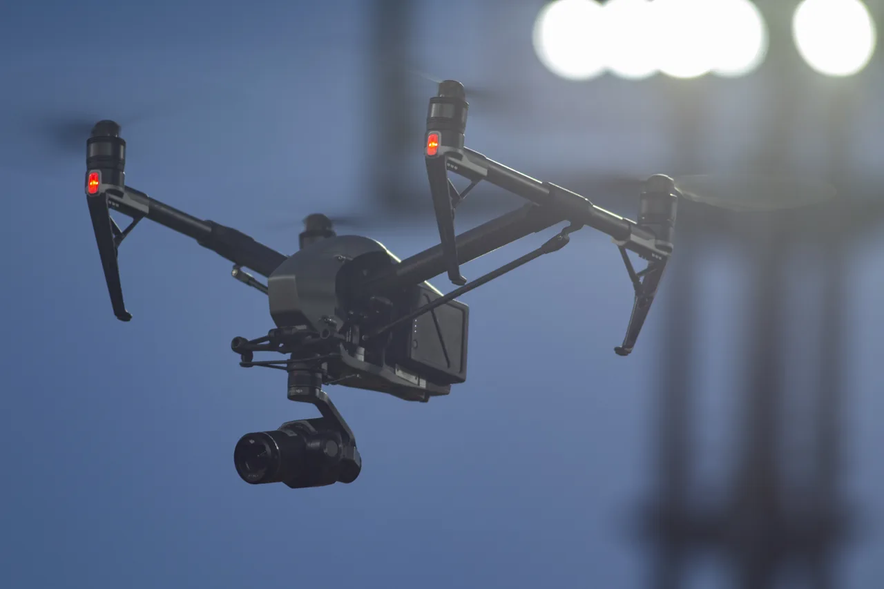 Dron profesional con cámara estabilizada en vuelo para una grabación de empresa