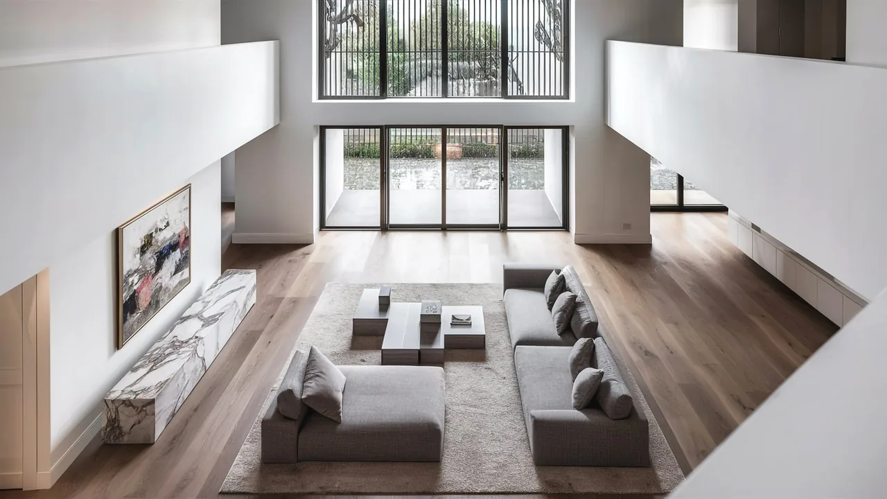 Salón de doble altura fotografiado con luz natural para un anuncio inmobiliario