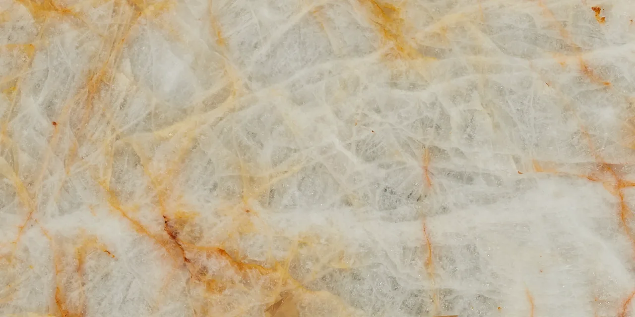 Detalle de textura y grano de piedra natural bajo iluminación controlada