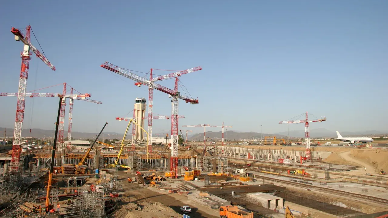 Gran obra en marcha con varias grúas torre, documentada con seguimiento periódico