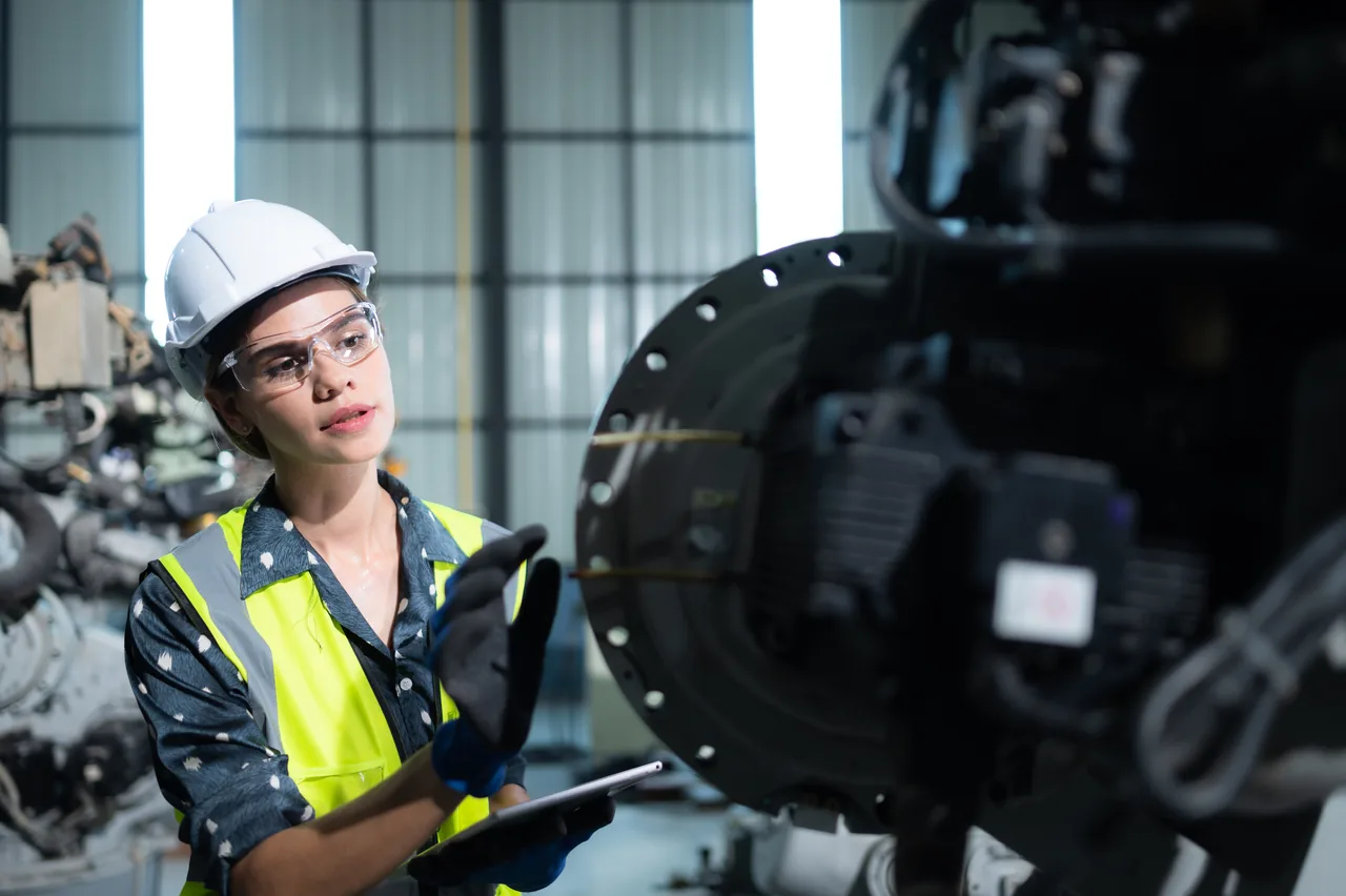 Rodaje de vídeo corporativo dentro de una planta industrial, con una técnica revisando la máquina