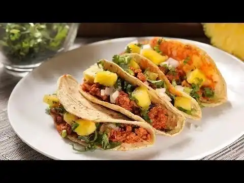 Diseño vibrante de menú interactivo para hostelería con Piña Asada y Tacos