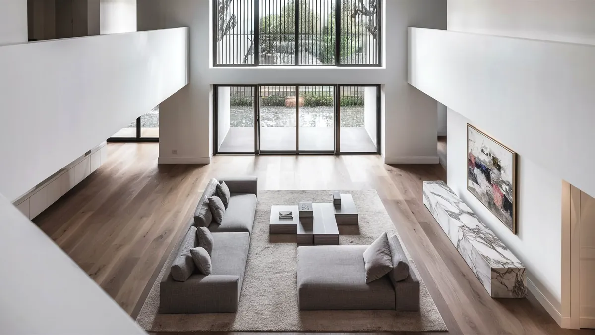 Interior de doble altura fotografiado con verticales corregidas