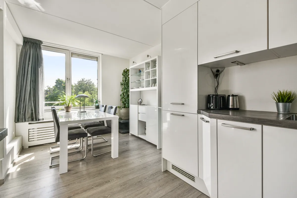Salón y cocina abierta fotografiados para un anuncio inmobiliario
