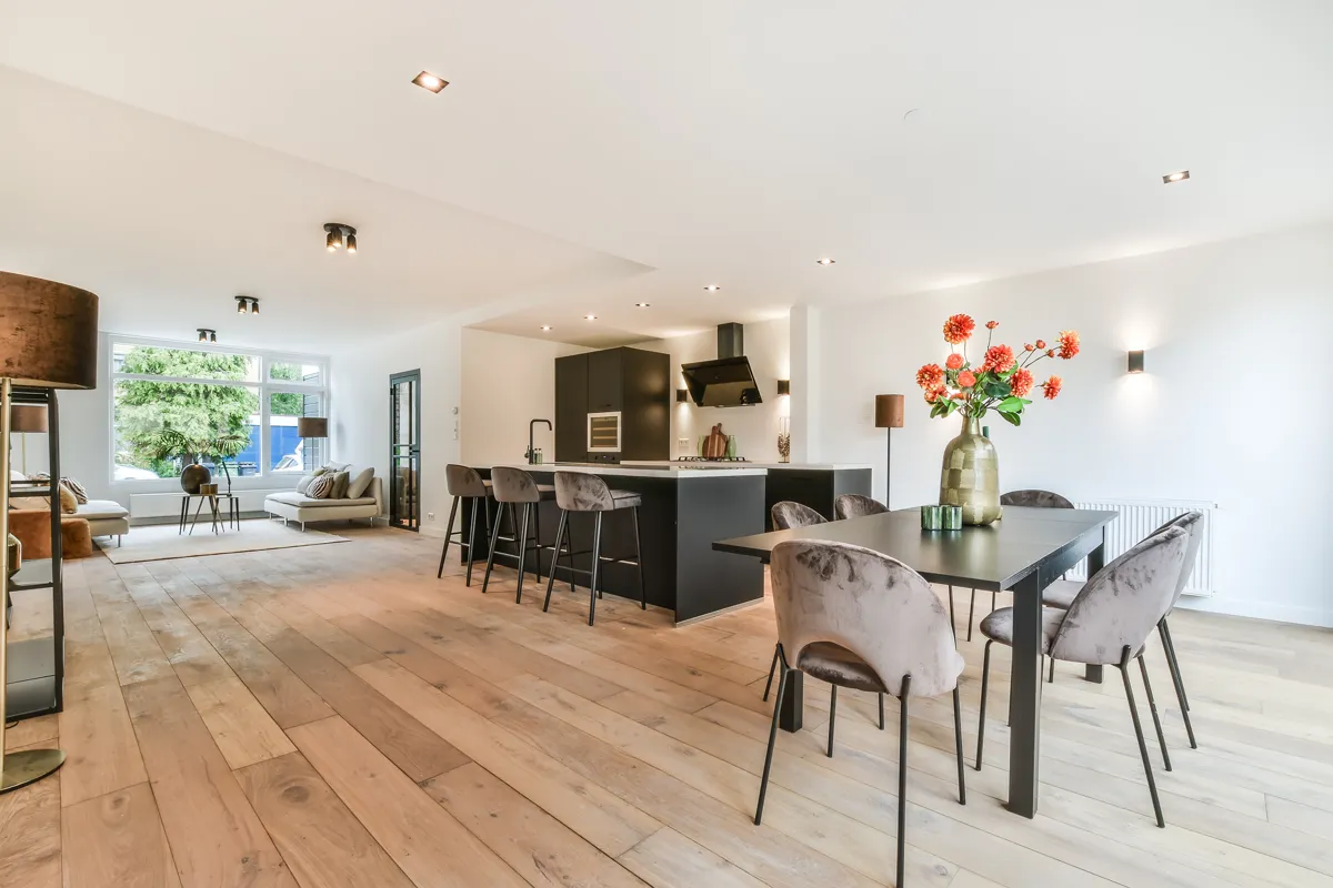 Cocina y salón de una vivienda fotografiados para un anuncio inmobiliario
